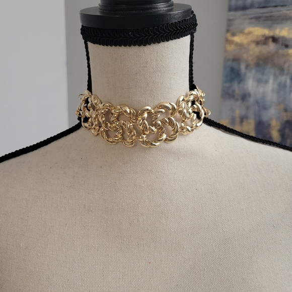Jewelry - Gold tone choker